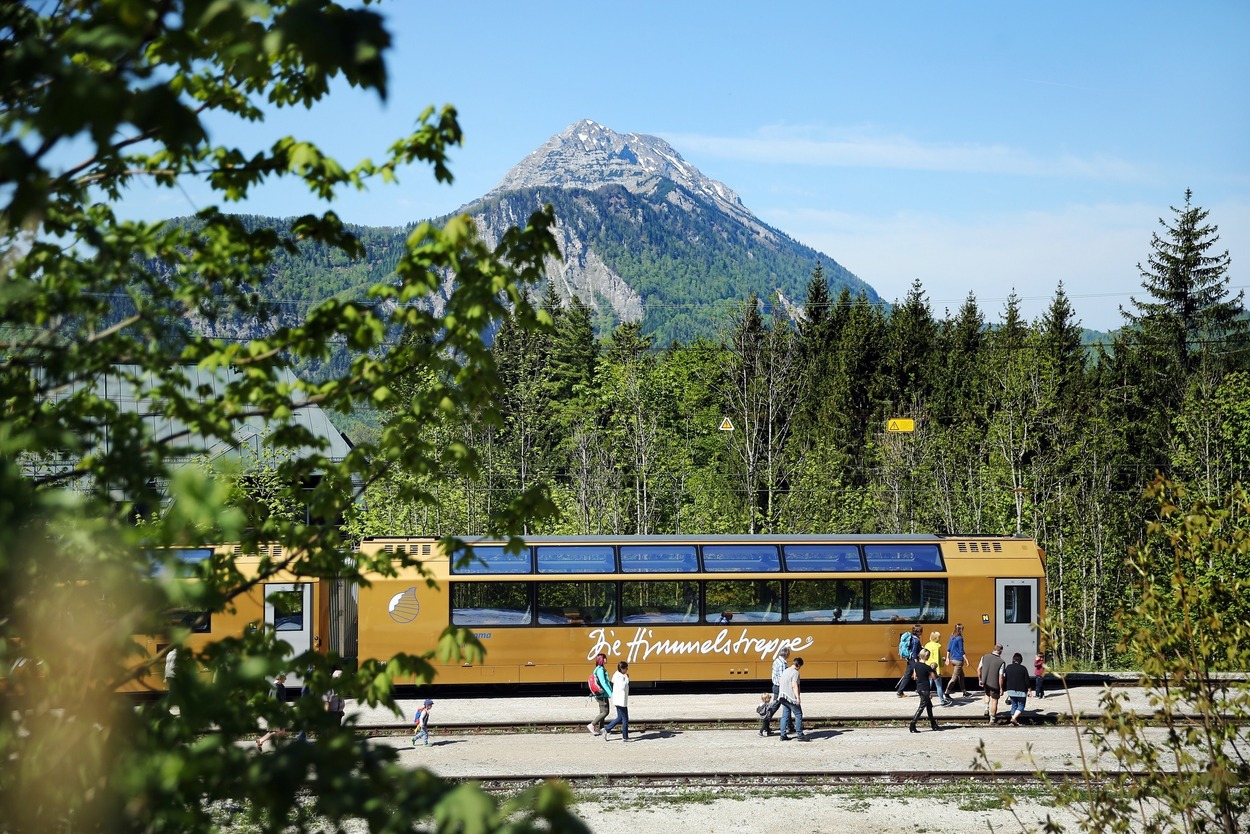 Der Panoramawagen der Mariazellerbahn vor dem Ötscher-Panorama